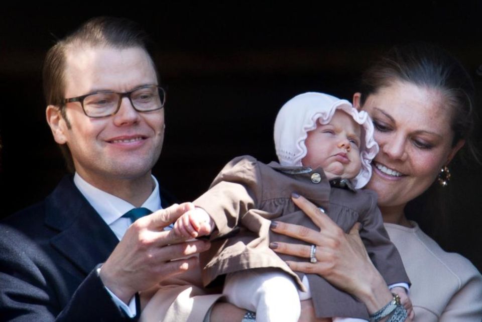 So sieht es am 30. April 2012, als die schwedische Königsfamilie sich am Geburtstag des Königs zum ersten Mal mit Prinzessin Estelle gemeinsam auf dem Palastbalkon zeigt.
