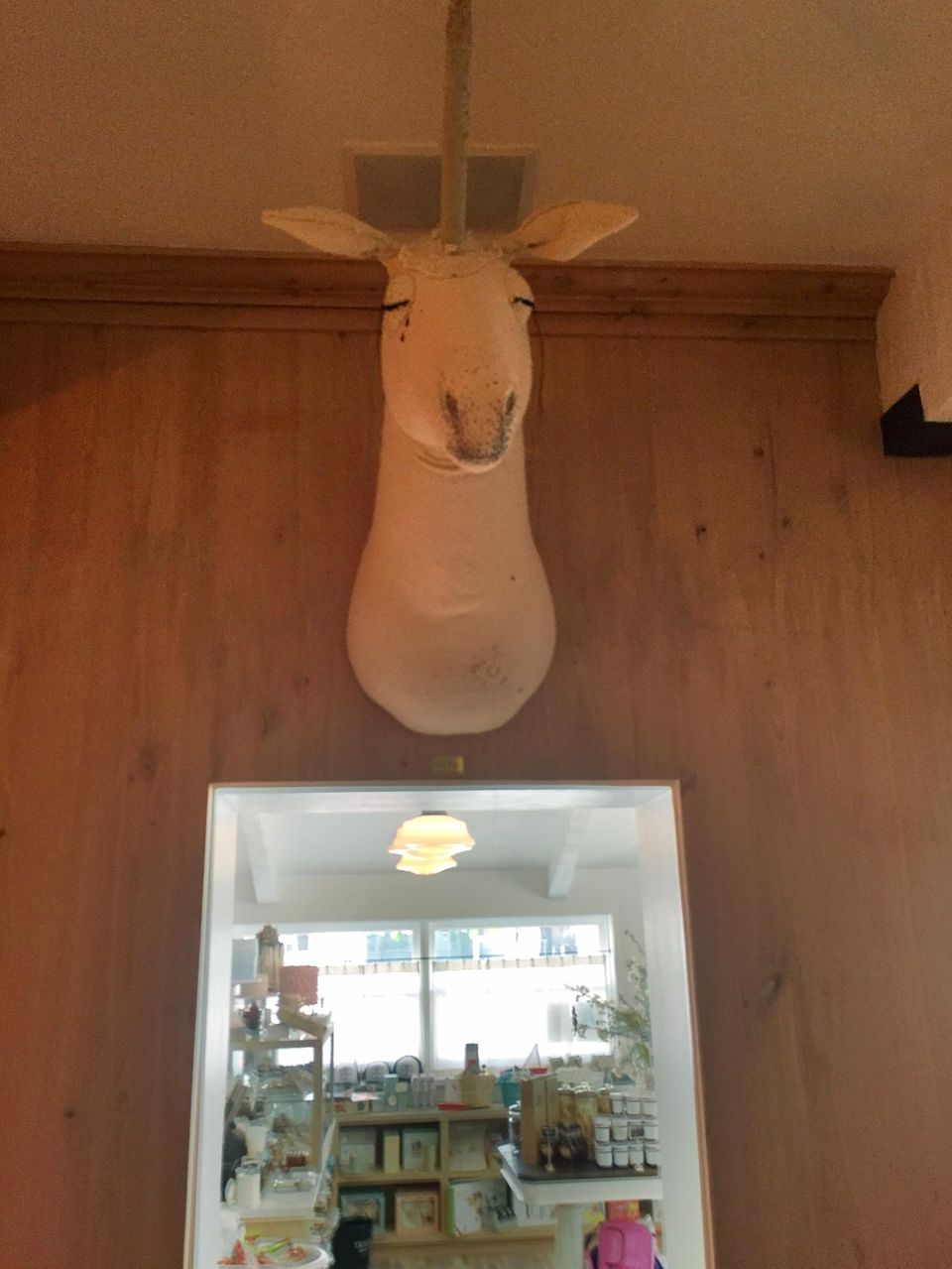 "Au Fudge" in West Hollywood: Unter dem Einhorn durch geht's zum "Marketplace", wo schon die nächsten Törtchen darauf warten, mit nach Hause genommen zu werden. Unter dem Einhorn durch geht's zum "Marketplace", wo schon die nächsten Törtchen darauf warten, mit nach Hause genommen zu werden.