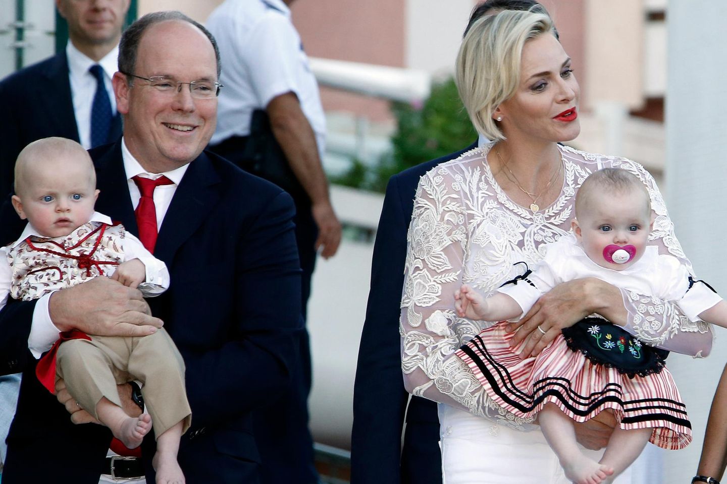 Fürst Albert II., Fürstin Charlène und ihre Zwilline Jacques und Gabriella