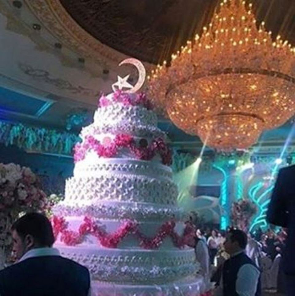 überdimensionaler hochzeitskuchen überdimensionaler hochzeitskuchen