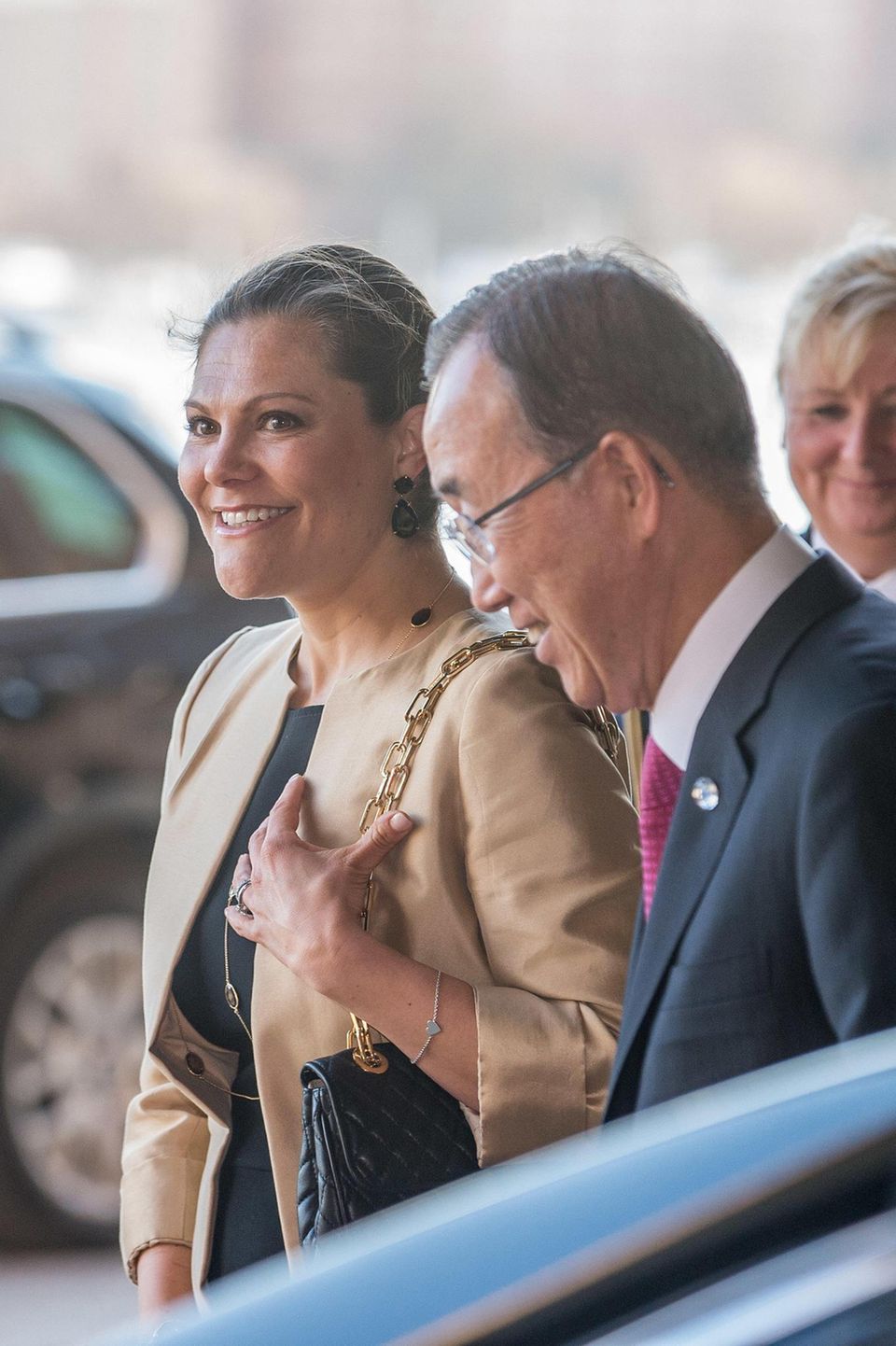 Prinzessin Victoria: Die Plauderei mit UN-Generalsekretär Ban Ki-moon zaubert Prinzessin Victoria ein Lächeln auf die Lippen. Die Plauderei mit UN-Generalsekretär Ban Ki-moon zaubert Prinzessin Victoria ein Lächeln auf die Lippen.