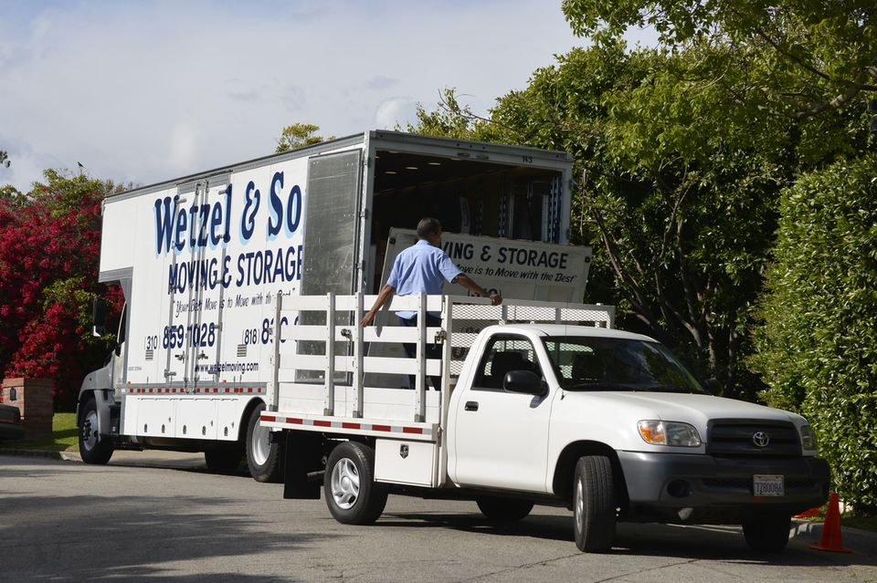 Ben Affleck + Jennifer Garner: Die Packer verladen die Möbel aus dem LKW auf einen kleineren Transporter und bringen sie auf das Anwesen der Hollywoodstars Die Packer verladen die Möbel aus dem LKW auf einen kleineren Transporter und bringen sie auf das Anwesen der Hollywoodstars