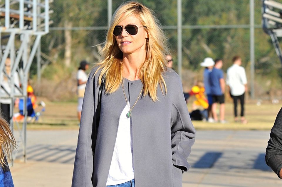 Guidos GALAxy: Auf dem Fußballplatz mit ihren Kids ist Heidi Klum die lässige Mama. Das Topmodel macht in ihren bequemen Jeans, den grauen Boots und dem grauen Mantel von Iris von Arnim eine tolle Figur. Auf dem Fußballplatz mit ihren Kids ist Heidi Klum die lässige Mama. Das Topmodel macht in ihren bequemen Jeans, den grauen Boots und dem grauen Mantel von Iris von Arnim eine tolle Figur.
