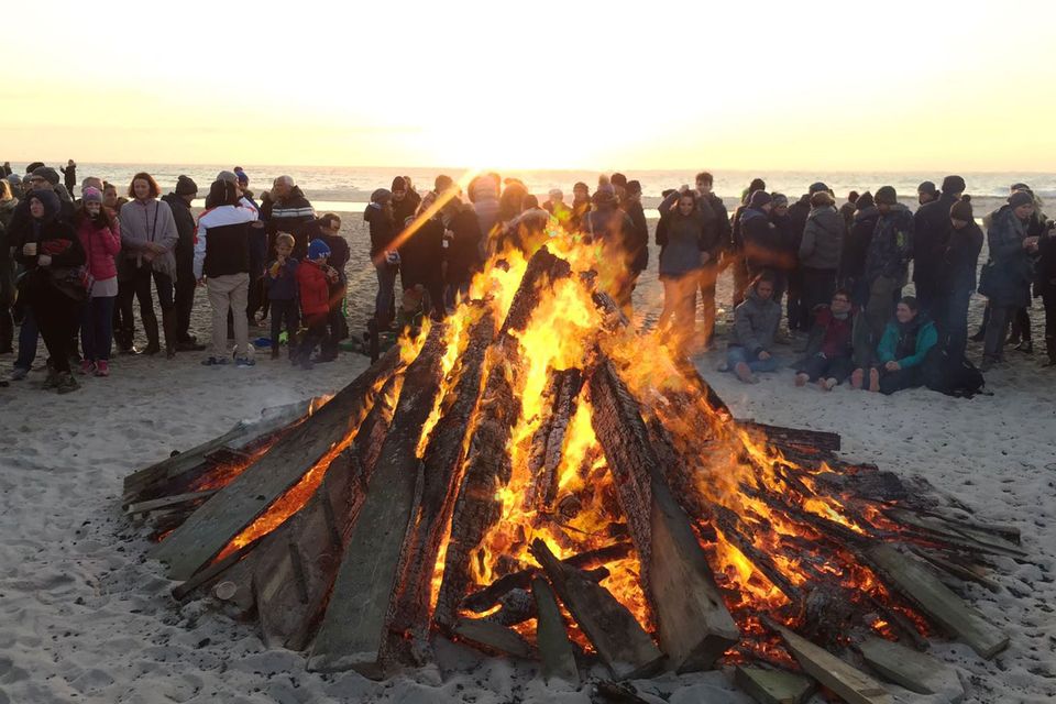Da geht das Inselherz auf: Traumblick auf den Horizont hinterm Osterfeuer bei der "Buhne 16" in Kampen.