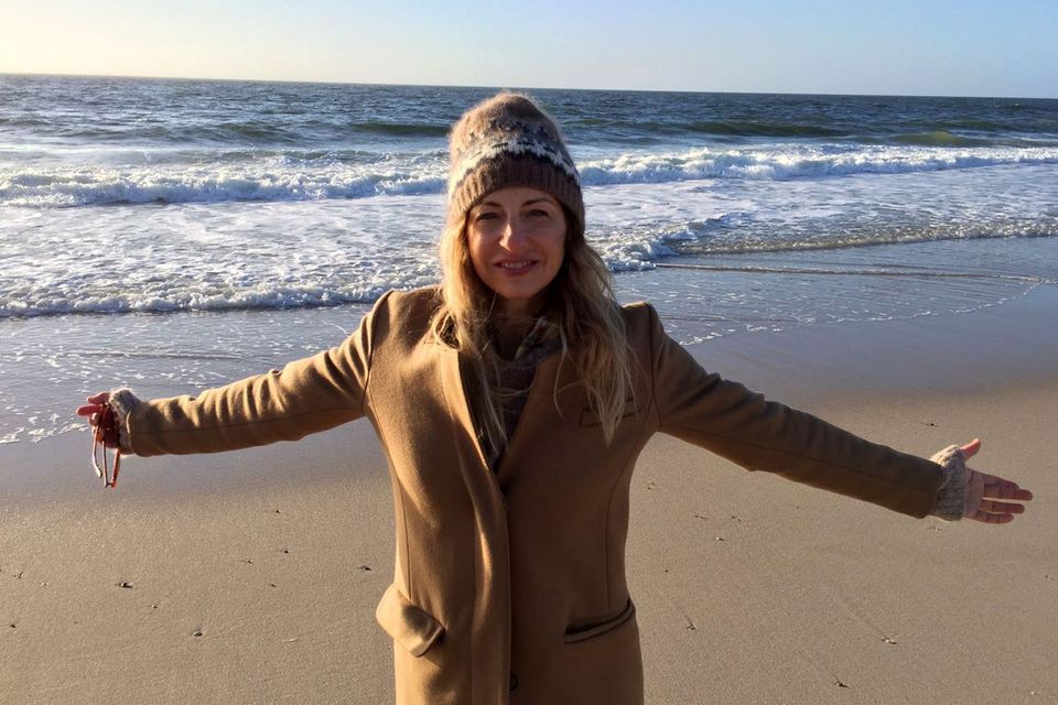 Ab in die Kult-Gummistiefel von Hunter und runter an den Sylter Strand: Beim Strandspaziergang ist unsere Kolumnistin Sue mal nicht umringt von Woolrich-Jackenträgern in klassischem Navy.