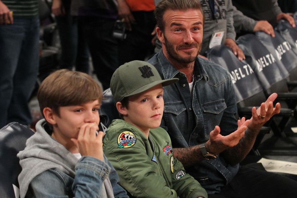 Victoria + David Beckham: Urlaub ohne Vic verbringt David Beckham gerade mit seinen Kindern (hier mit Romeo und Cruz bei einem Basketballspiel) in der Zweitheimat Los Angeles Urlaub ohne Vic verbringt David Beckham gerade mit seinen Kindern (hier mit Romeo und Cruz bei einem Basketballspiel) in der Zweitheimat Los Angeles
