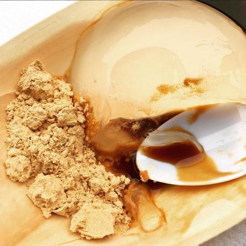 Raindrop Cake mit geröstetem Sojamehl und Zuckerrohrsirup