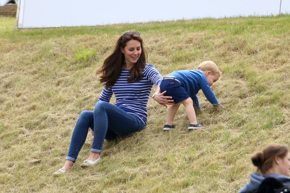 Hoch oder runter? Prinz George kann sich wohl nicht ganz entscheiden. Mama Kate hat mit ihrem Erstgeborenen alle Hände voll zu tun.