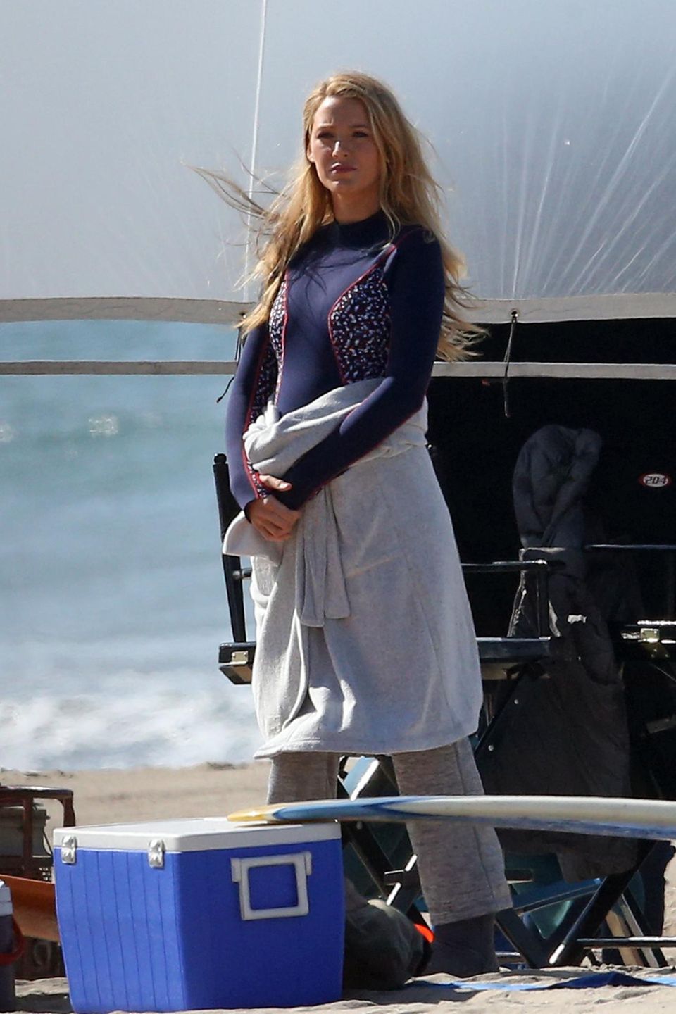 Blake Lively: Versteckt sich hier ein Geschwisterchen für Tochter James? Unter dem umgebundenen Bademantel ist bei Blake Lively eindeutig eine Wölbung zu erkennen. Blake Lively: Versteckt sich hier ein Geschwisterchen für Tochter James? Unter dem umgebundenen Bademantel ist bei Blake Lively eindeutig eine Wölbung zu erkennen.