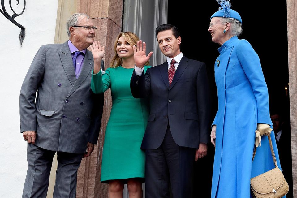 Königin Margrethe: Prinz Henrik ist beim Empfang des mexikanischen Präsidenten Enrique Pena Nieto am Mittwoch (13. April) mit von der Partie. Und auch beim abendlichen Staatsbankett sitzt er mit an der Tafel, als seine Frau ihre Rede beginnt. Prinz Henrik ist beim Empfang des mexikanischen Präsidenten Enrique Pena Nieto am Mittwoch (13. April) mit von der Partie. Und auch beim abendlichen Staatsbankett sitzt er mit an der Tafel, als seine Frau ihre Rede beginnt.