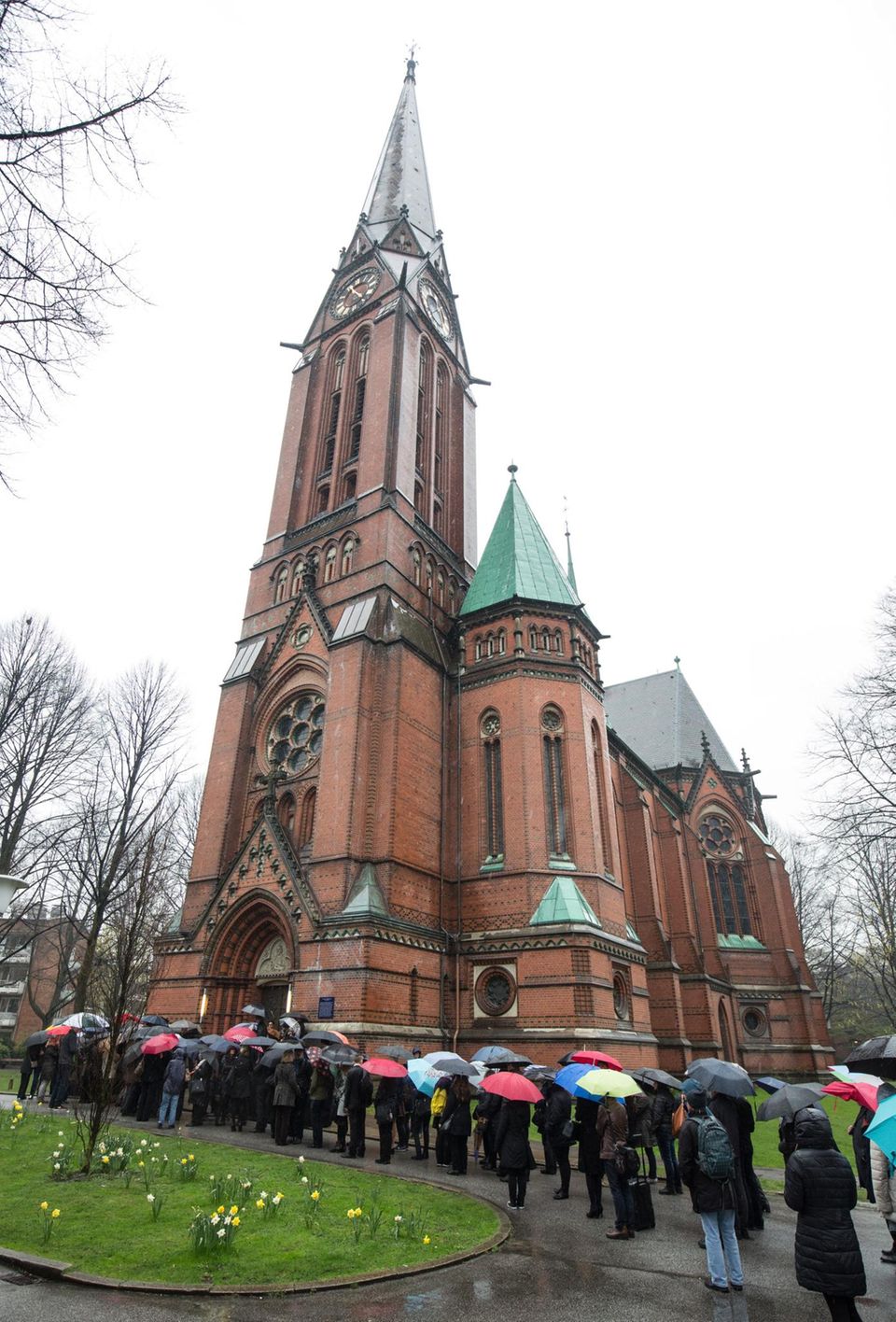 Angehörige, Wegbegleiter und Fans reisten in die Hamburger St. Gertrud-Kirche, um Abschied von Roger Cicero (†45) zu nehmen.