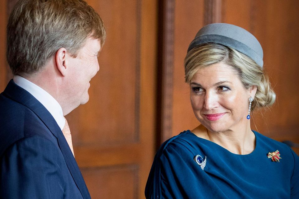Königin Maxima wirft ihrem Ehemann König Willem-Alexander einen verschmitzten Blick zu, der durchaus als königlicher Flirt interpretiert werden kann