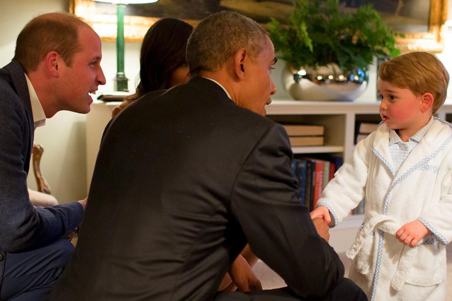 Wenn der US-Präsident zu Besuch kommt, darf auch Prinz George ein bisschen länger aufbleiben. Der Zweijährige empfängt Barack Obama im Schlafanzug und Morgenmantel.