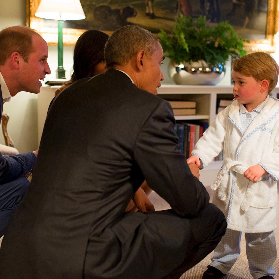 Wenn der US-Präsident zu Besuch kommt, darf auch Prinz George ein bisschen länger aufbleiben. Der Zweijährige empfängt Barack Obama im Schlafanzug und Morgenmantel.