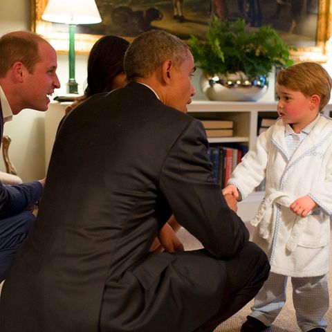 Wenn der US-Präsident zu Besuch kommt, darf auch Prinz George ein bisschen länger aufbleiben. Der Zweijährige empfängt Barack Obama im Schlafanzug und Morgenmantel.