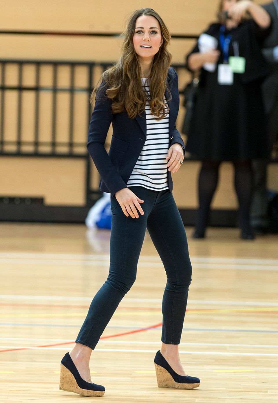 Guidos GALAxy: Catherines maritimer Look funktioniert aber bei öffentlichen Anlässen, wie dem Besuch einer Schule, mit ihrem dunkelblauen Blazer am besten. Catherines maritimer Look funktioniert aber bei öffentlichen Anlässen, wie dem Besuch einer Schule, mit ihrem dunkelblauen Blazer am besten.