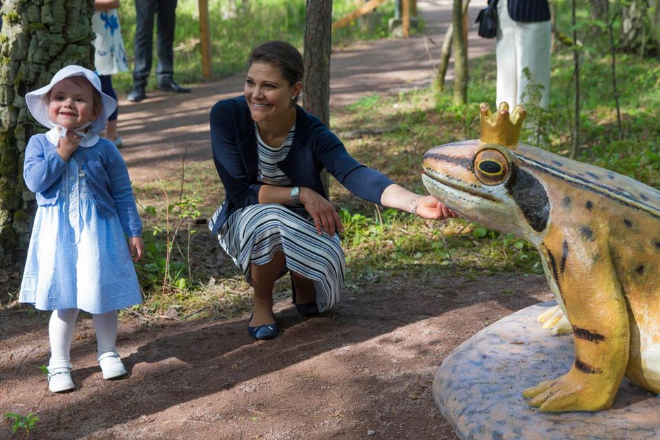 Prinz Oscar: So sah es 2014 aus, als Prinzessin Estelle den Märchenpfad, den sie von Östergötland als Taufgeschenk bekam, eröffnete - den Frosch am Ende des Weges aber nciht küssen wollte. So sah es 2014 aus, als Prinzessin Estelle den Märchenpfad, den sie von Östergötland als Taufgeschenk bekam, eröffnete - den Frosch am Ende des Weges aber nciht küssen wollte.