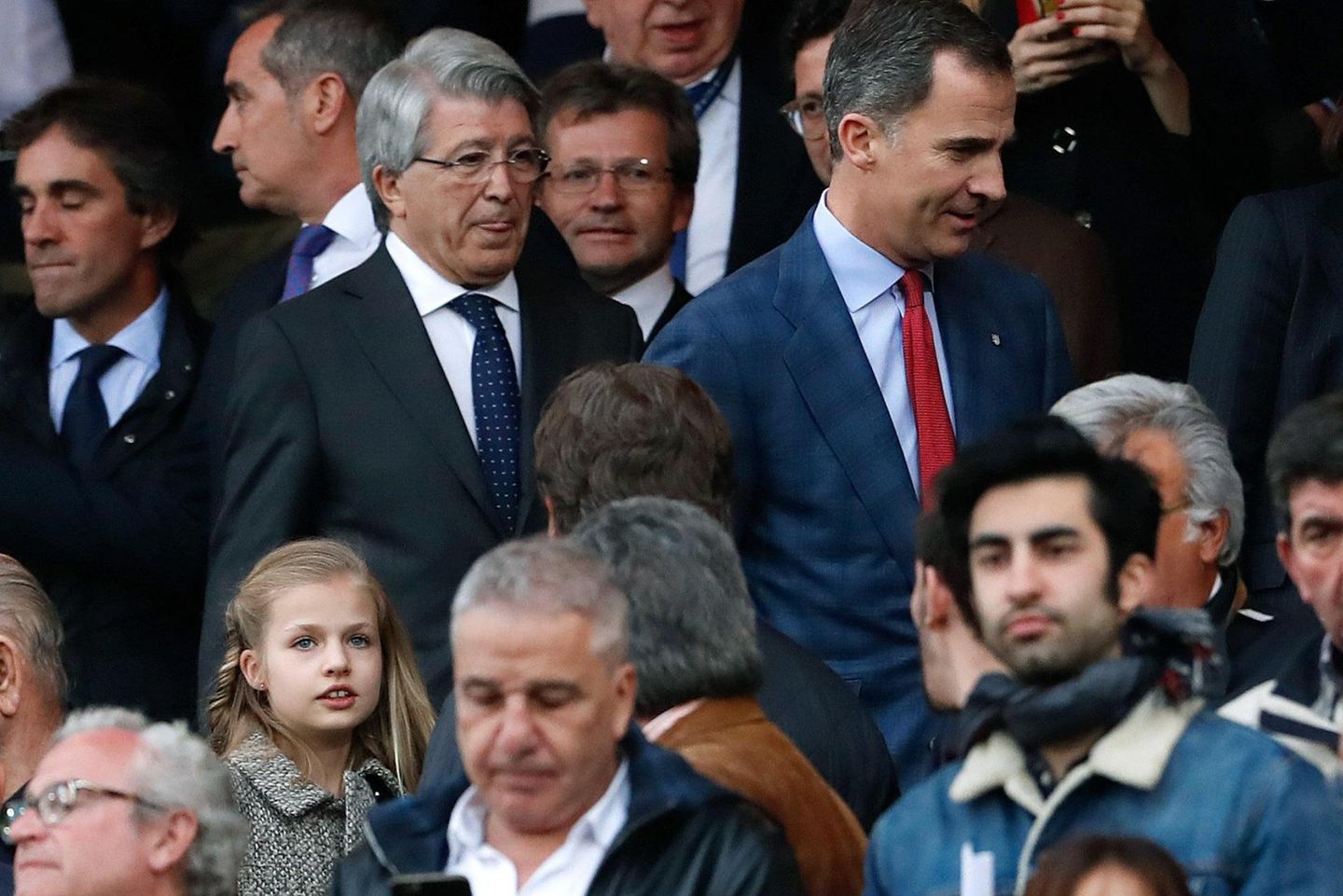 König Felipe mit seiner ältesten Tochter Prinzessin Leonor (li.) im Stadion.