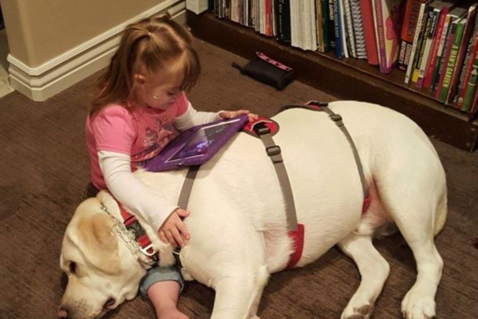 Sadie Brooks mit ihrem Hund Hero