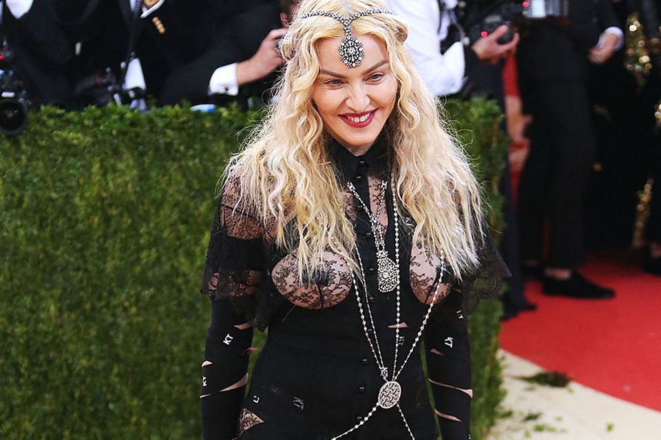 Machen wir es kurz: Madonna und ihr Look von Givenchy sind absolute Weggucker und gehören nicht auf einen roten Teppich.
