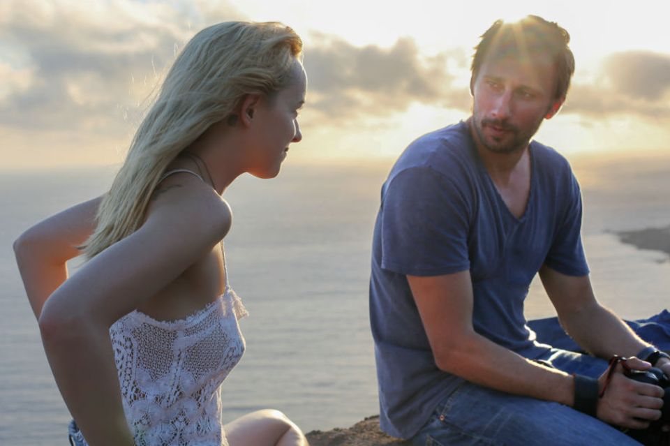 Filmtipp: Penelope (Dakota Johnson) und Paul (Matthias Schoenaerts) unterhalten sich gern. Penelope (Dakota Johnson) und Paul (Matthias Schoenaerts) unterhalten sich gern.