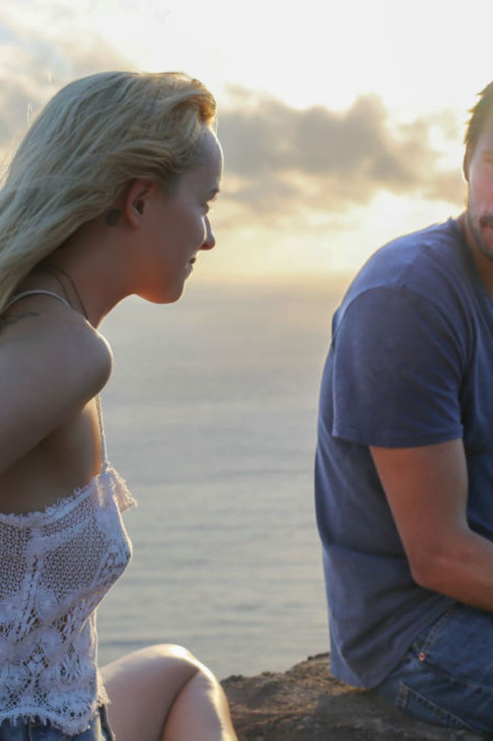 Penelope (Dakota Johnson) und Paul (Matthias Schoenaerts) unterhalten sich gern. Penelope (Dakota Johnson) und Paul (Matthias Schoenaerts) unterhalten sich gern.