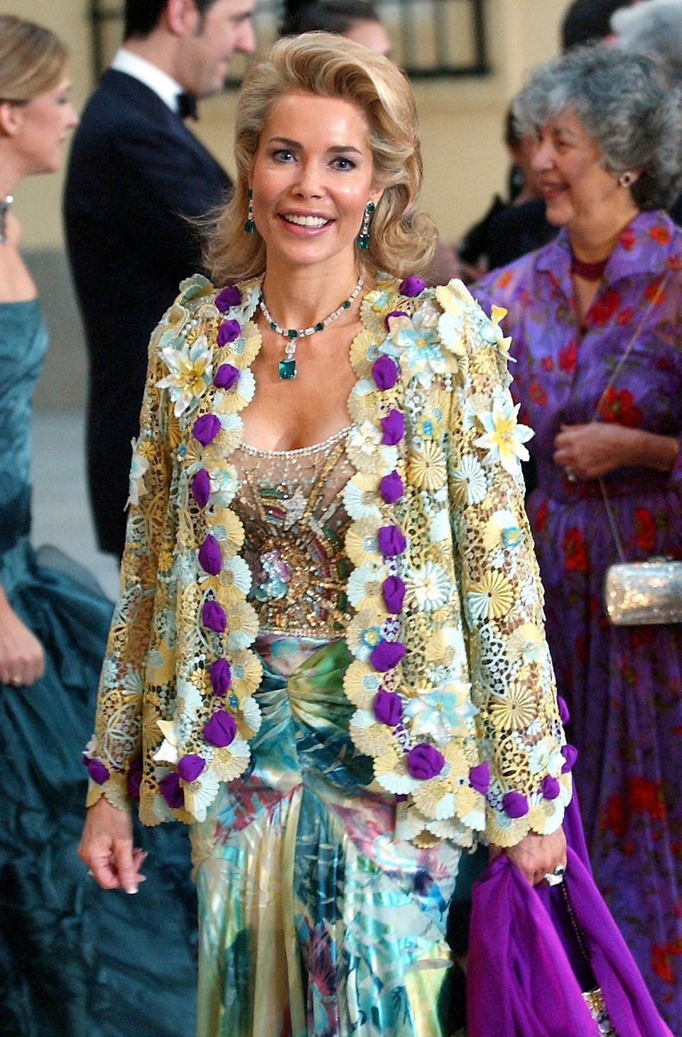 2004 nimmt die Begum an der Hochzeit von Prinz Felipe in Spanien teil. Das Schmuckstück an ihrem Hals ist eine Smaragd- und Diamant-Halskette von Cartier.