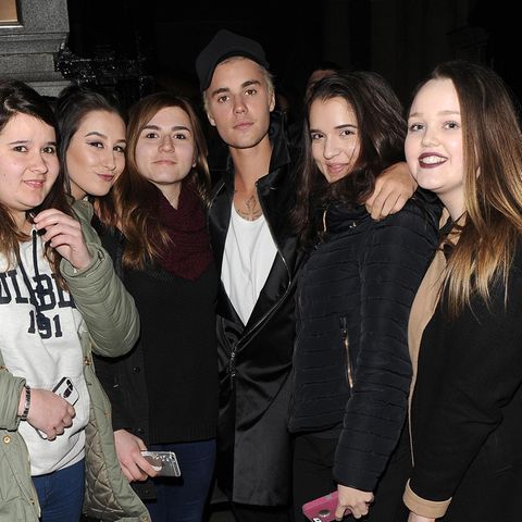 Justin Bieber posiert mit Fans