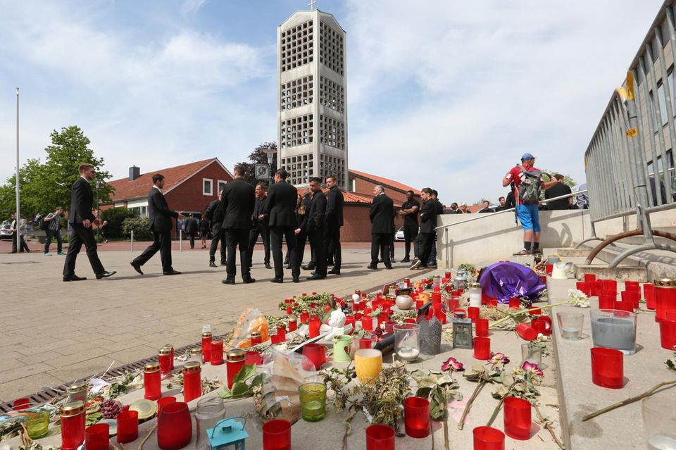 Niklas Feierabend (†): Trauerfeier für 96-Spieler Niklas Feierabend in der Trinitatis-Kirchengemeinde in Hemmingen. Trauerfeier für 96-Spieler Niklas Feierabend in der Trinitatis-Kirchengemeinde in Hemmingen.