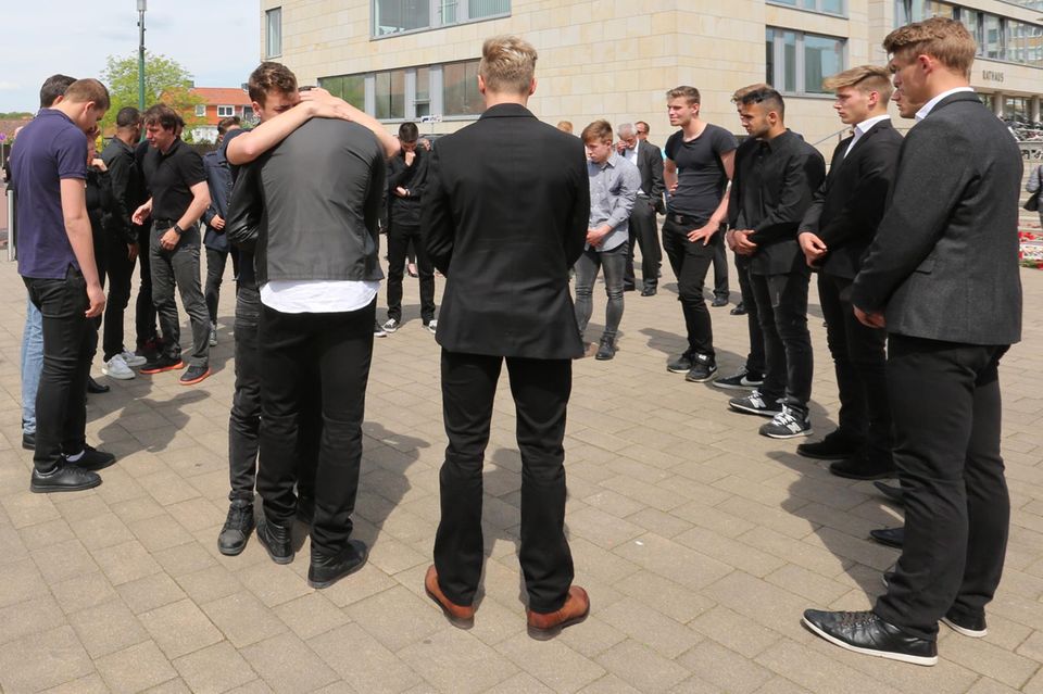 Angehörige, Freunde und Mitspieler haben sich bei der Trauerfeier für Niklas Feierabend zusammengefunden.