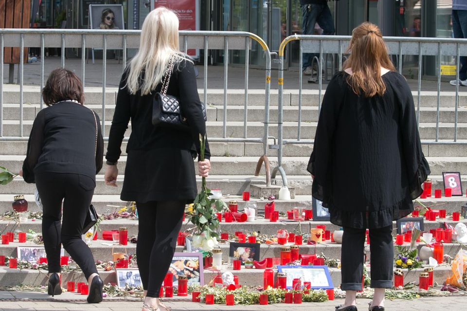 Niklas Feierabend (†): Ein Blumenmeer auf den Stufen zur Kirche bei der Trauerfeier von Niklas Feierabend. Ein Blumenmeer auf den Stufen zur Kirche bei der Trauerfeier von Niklas Feierabend.