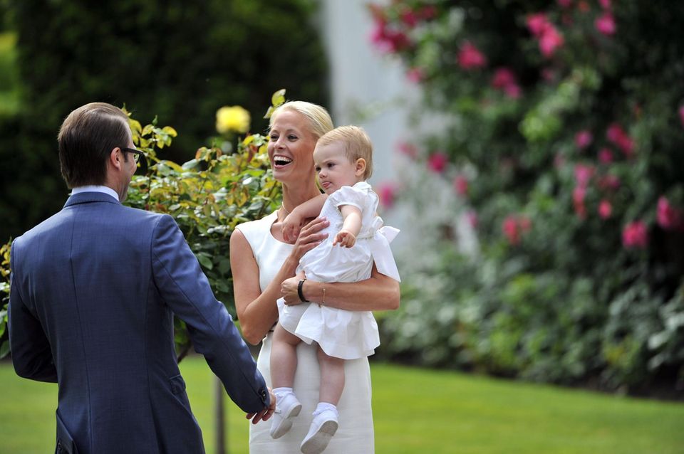 Prinzessin Victorias Netzwerk: Karolin Johansson ist ein Multitalent: Die Hofchefin der Kronprinzessin springt auch ein, wenn Estelle - wie hier 2013 - kurz jemand zum Trösten braucht. Karolin Johansson ist ein Multitalent: Die Hofchefin der Kronprinzessin springt auch ein, wenn Estelle - wie hier 2013 - kurz jemand zum Trösten braucht.