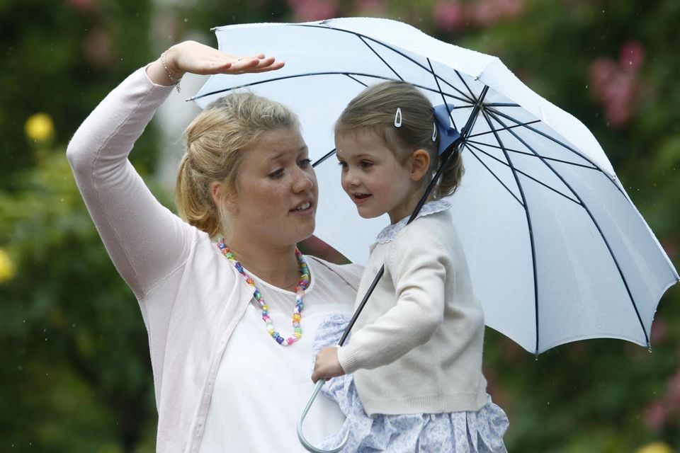 Prinzessin Victorias Netzwerk: Prinzessin Estelle mit ihrem Kindermädchen Katie 2015 vor Schloss Solliden. Prinzessin Estelle mit ihrem Kindermädchen Katie 2015 vor Schloss Solliden.
