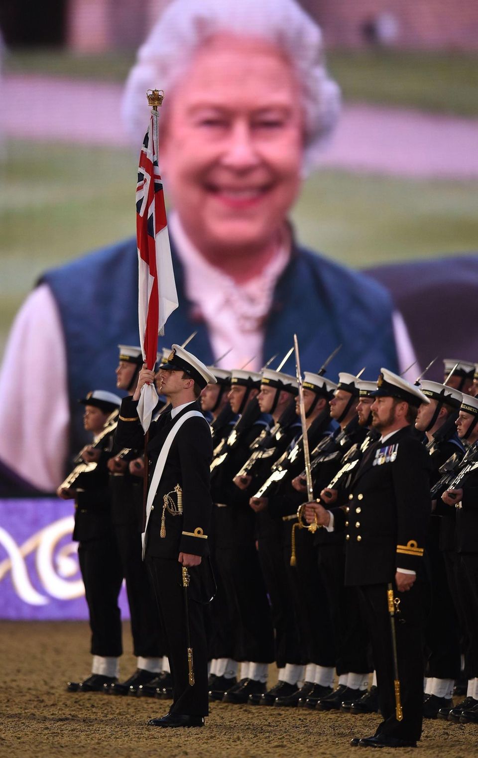 Die Queen feiert ihren 90. Geburtstag: Die erste Show fiel ins Wasser, am Donnerstag klappte es aber. Mitglieder der "Royal Navy" treten dabei ebenso auf wie insgesamt 1.500 Akteure und rund 900 Pferde. Und das alles zu Ehren der Königin. Die erste Show fiel ins Wasser, am Donnerstag klappte es aber. Mitglieder der "Royal Navy" treten dabei ebenso auf wie insgesamt 1.500 Akteure und rund 900 Pferde. Und das alles zu Ehren der Königin.