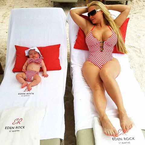 coco austin mit baby beim sonnenbad