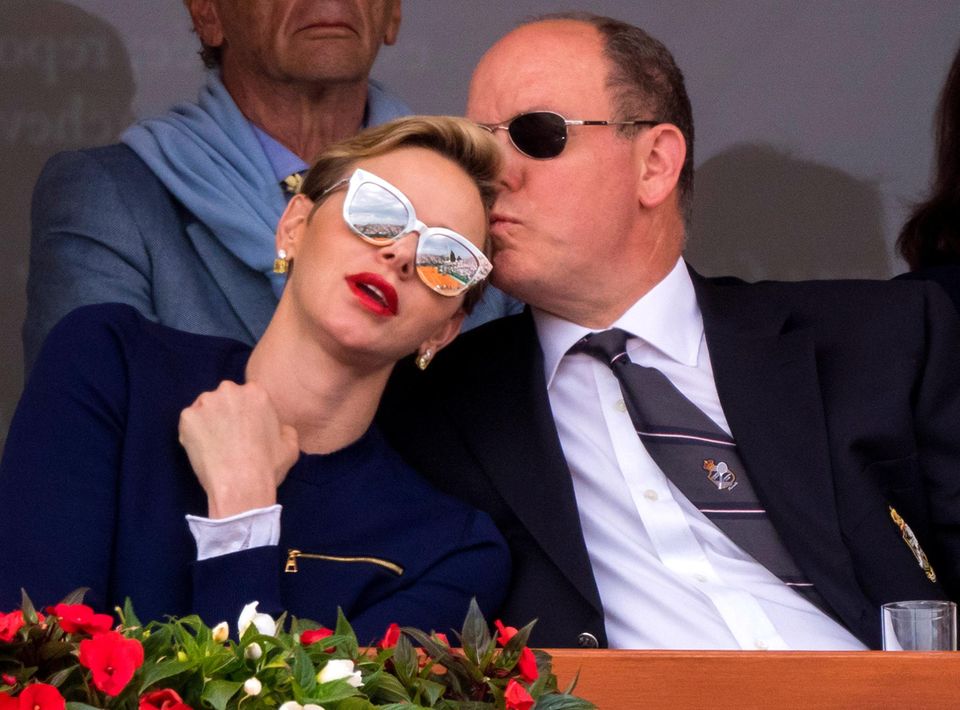 17. April 2016  Bei dem ATP-Tennisturnier in Monaco fangen die Fotografen einen selten intimen Moment zwischen Fürstin Charlène und Fürst Albert ein. Zärtlich küsst Albert seine Frau auf die Stirn, das Tennismatch wird dabei zur Nebensache.