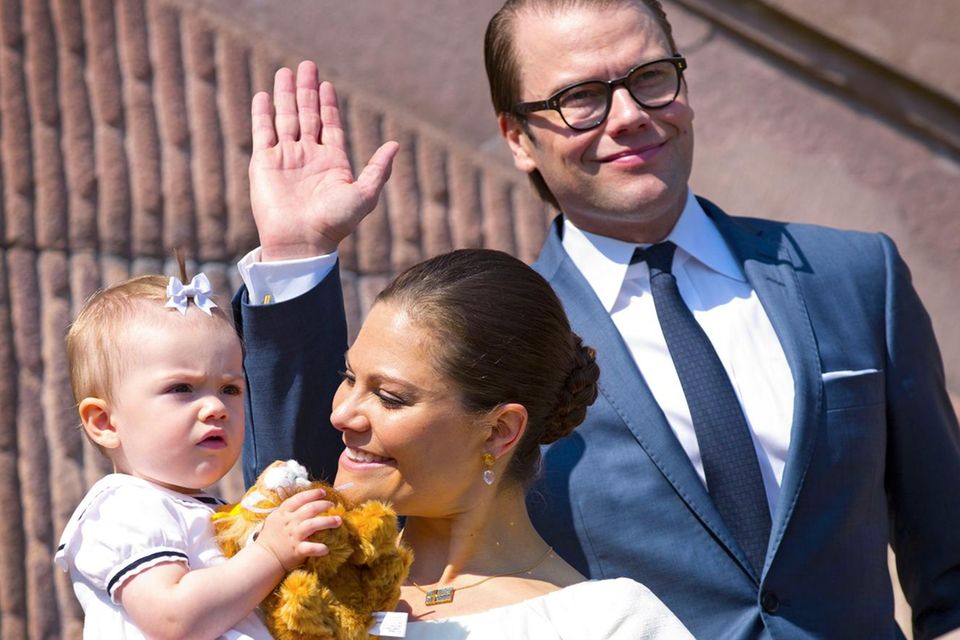 Prinz Carl Philip + Prinzessin Sofia: Im Jahr 2013 öffneten Prinzessin Victoria und Prinz Daniel die Tore und hatten Prinzessin Estelle, die zu dem Zeitpunkt dreieinhalb Monate alt war, auf dem Arm. Im Jahr 2013 öffneten Prinzessin Victoria und Prinz Daniel die Tore und hatten Prinzessin Estelle, die zu dem Zeitpunkt dreieinhalb Monate alt war, auf dem Arm.