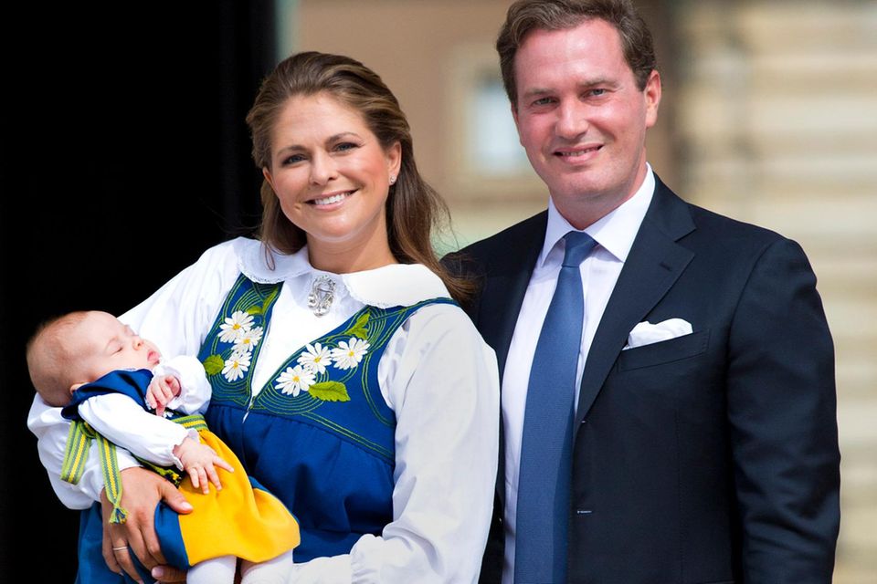 Prinz Carl Philip + Prinzessin Sofia: Prinzessin Madeleine und Ehemann Chris O'Neill öffneten 2014 am Nationalfeiertag die Tore des Königlichen Schlosses und hatten dabei auch Mini-Prinzessin Leonore (in süßer Tracht) auf dem Arm. Prinzessin Madeleine und Ehemann Chris O'Neill öffneten 2014 am Nationalfeiertag die Tore des Königlichen Schlosses und hatten dabei auch Mini-Prinzessin Leonore (in süßer Tracht) auf dem Arm.