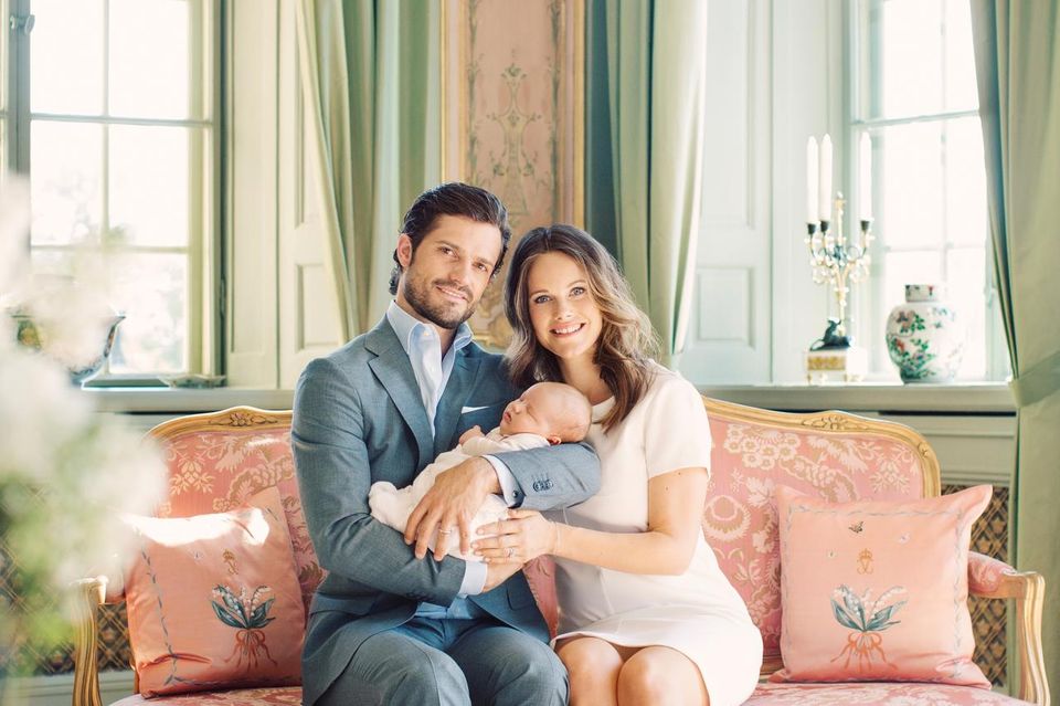 Prinz Alexander: Happy: Die jungen Eltern Carl Philip und Sofia mit Alexander. Zu ihren Füßen thront der zweite Liebling der Familie, Hündin Siri Happy: Die jungen Eltern Carl Philip und Sofia mit Alexander. Zu ihren Füßen thront der zweite Liebling der Familie, Hündin Siri