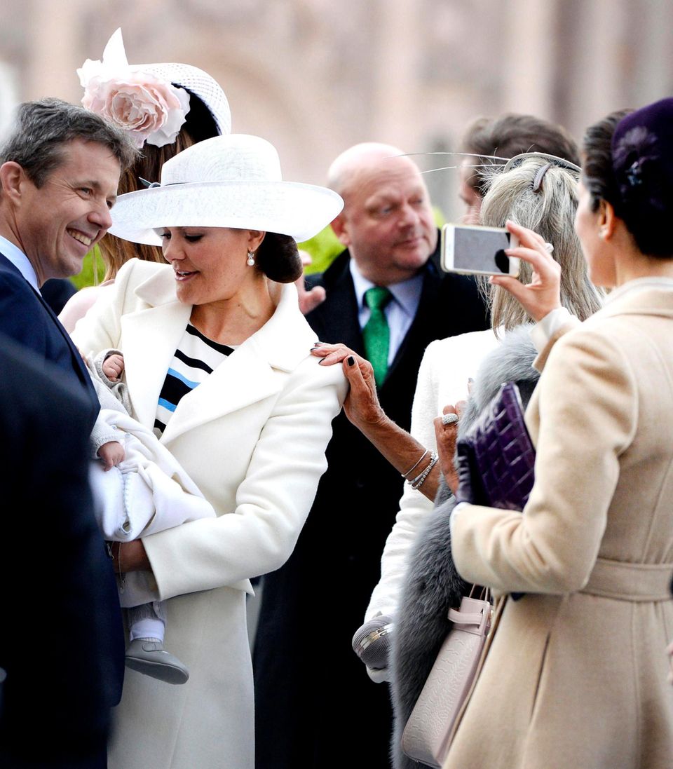 Prinz Oscar: Ob hier schon der künftige Pate mit seinem Patensohn posiert? Prinzessin Mary macht einen Schnappschuss vom kleinen Oscar mit Ehemann Frederik. Ob hier schon der künftige Pate mit seinem Patensohn posiert? Prinzessin Mary macht einen Schnappschuss vom kleinen Oscar mit Ehemann Frederik.