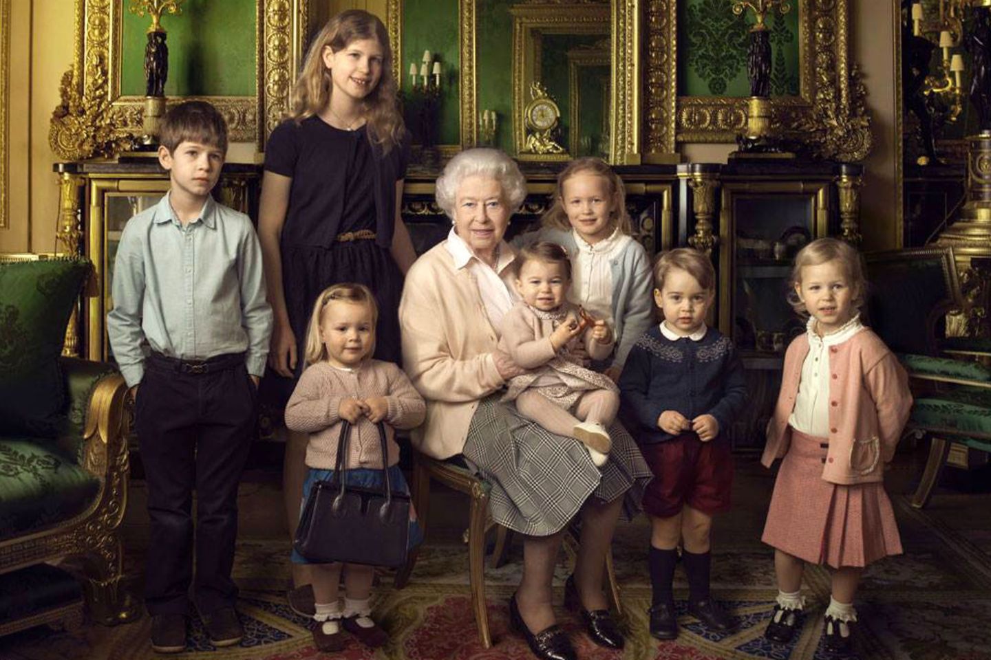 Queen Elizabeth II mit ihren jüngsten Enkeln und Urenkeln