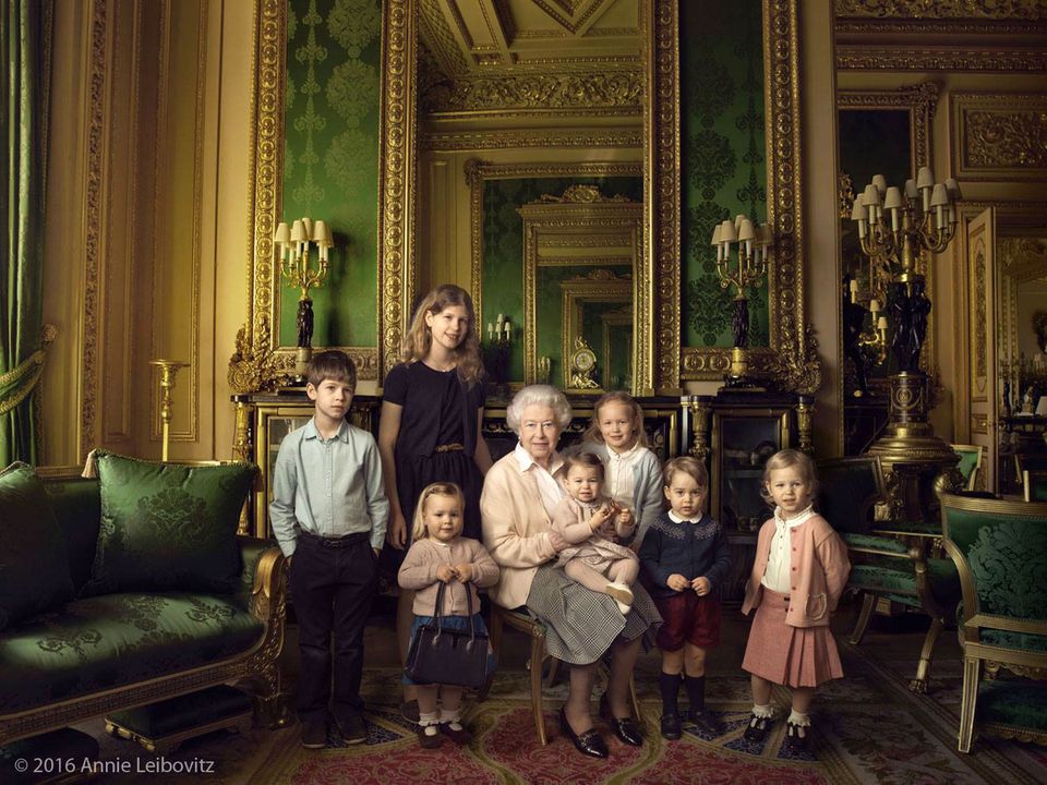 Zara Phillips schwanger mit Baby Nummer zwei : Gruppenfoto zum 90. Geburtstag von "Gan Gan", dem Spitznamen der Queen: Mia Grace Tindall trägt die Handtasche ihrer Urgroßmutter. Mit im Bild sind, neben den Urenkeln, die jüngsten Enkelkinder Louise und James. Queen Elizabeth II mit ihren jüngsten Enkeln und Urenkeln