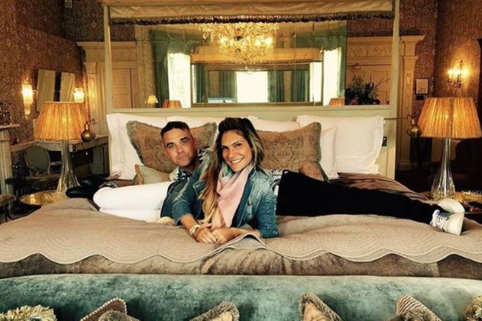 Robbie Williams: Im Bett mit Robbie: Der Sänger und seine Frau posteten zu Aydas Geburtstag auch ein Foto aus dem Schlafzimmer – natürlich Im Bett mit Robbie: Der Sänger und seine Frau posteten zu Aydas Geburtstag auch ein Foto aus dem Schlafzimmer – natürlich