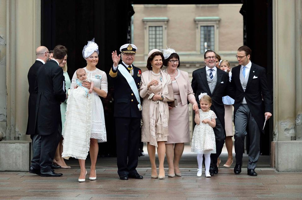 Vor dem Schloss posieren Victoria und Daniel mit ihren Kindern und Eltern.