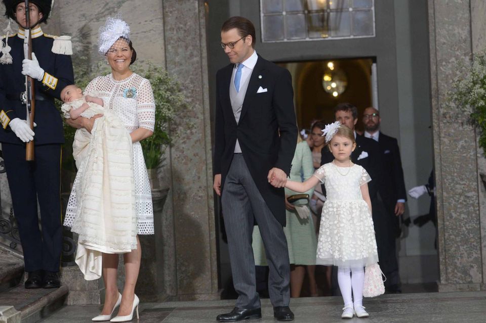 Da sind Schwedens Lieblinge: Prinzessin Victoria, Prinz Daniel und ihre beiden Kinder kommen als letztes in die Kirche.