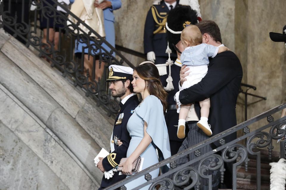 Taufe in Schweden: Nach und nach verlassen die Gäste, hier Prinz Carl Philip und Prinzessin Sofia, die Kirche über die große Treppe. Nach und nach verlassen die Gäste, hier Prinz Carl Philip und Prinzessin Sofia, die Kirche über die große Treppe.