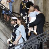 Nach und nach verlassen die Gäste, hier Prinz Carl Philip und Prinzessin Sofia, die Kirche über die große Treppe.