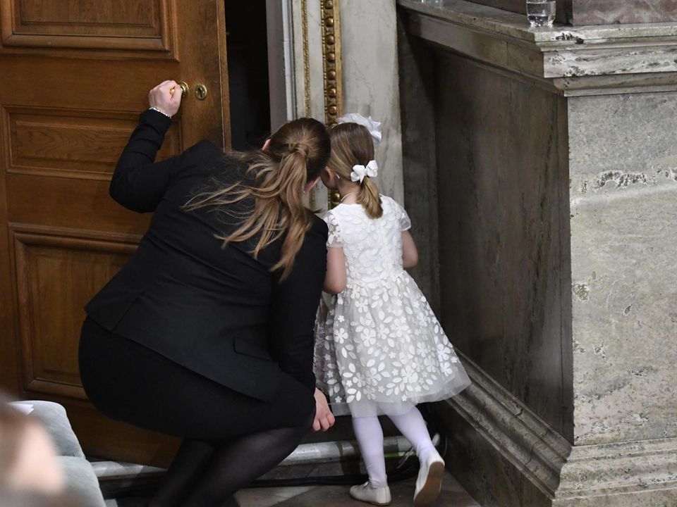 Was wohl hinter der Tür ist? Estelle und eine der Nannys, die sich im Hintergrund gehalten hatten, schauen nach.