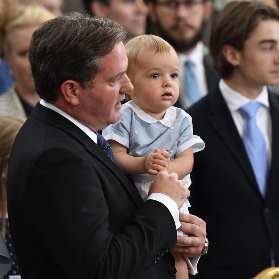 Da staunt der kleine Prinz: Bei einer royalen Taufe war er noch nie dabei - außer bei seinen eigenen natürlich.