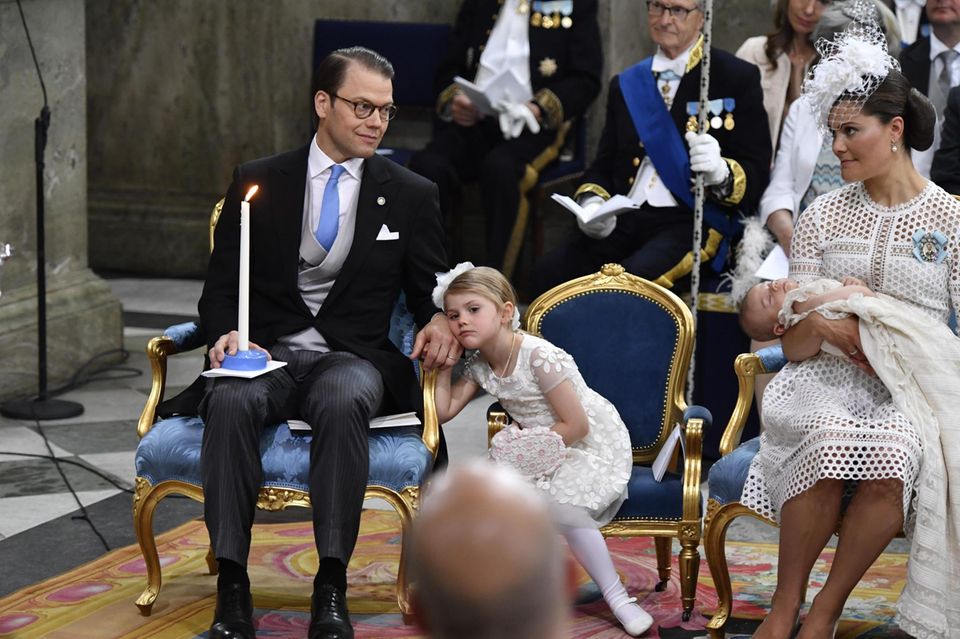 Kleiner Durchhänger: Prinz Oscar schlummert auf Mama Victorias Arm, Estelle stützt sich bei Papa Daniel auf die Hand und schaut gedankenverloren.